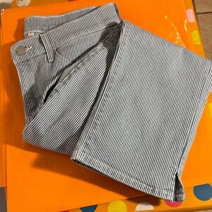 Levi’s Cropped Jeans